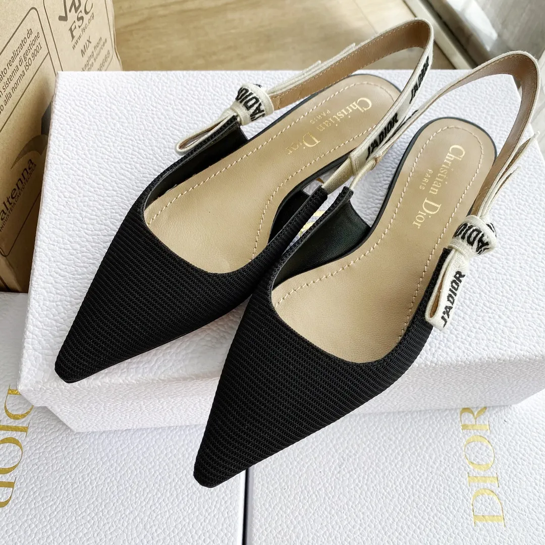 👟👟Ex-factory price 440👟👟 Developed one-to-one from the original version, 👠👠✨ ✨Dior’s popular sandals are new🔥 🔥 The same style as the most popular internet celebrities and celebrities of the year💁 💁. Imported fabric, lining and feet are made of calfskin lining🐑. Original molded heel, heel height 10Cm 6.5cm💘 Original molded metal outsole with five-pointed star LOGO mark✨. Original bow, 💅 Italian leather outsole. 👄💋 Full set of packaging (bags, cards, invoices, one-to-one wrapping paper) 34 40 41 customized